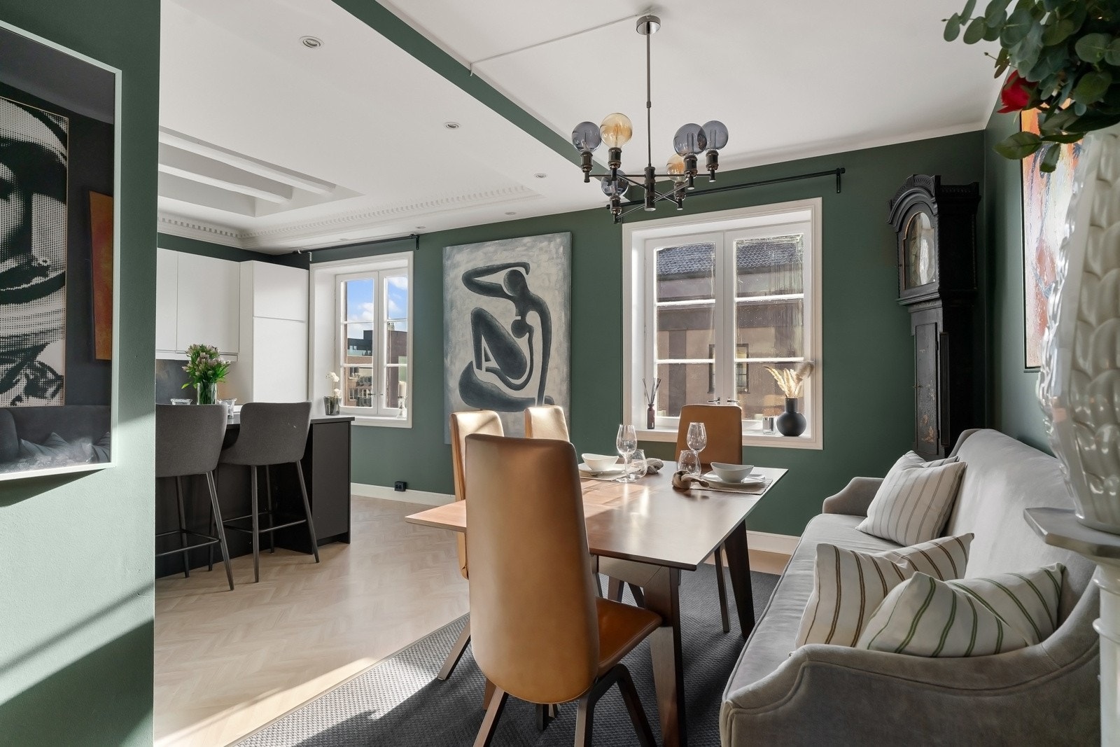 Store, klassiske vinduer sørger for godt lysinnslipp Galleribilde