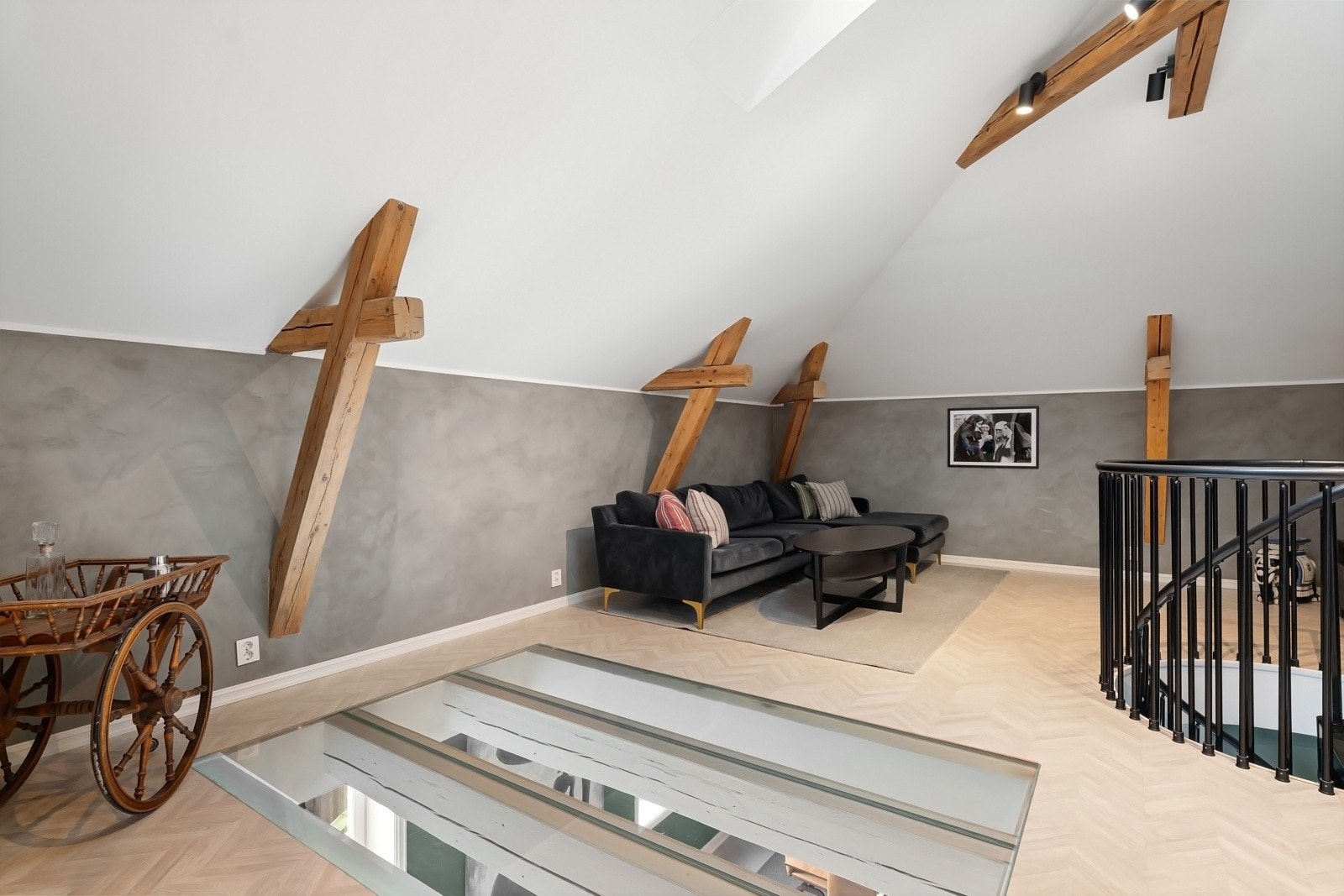 Skråhimlingen gir rommet en lun atmosfære, forsterket av originale, synlige bjelker Galleribilde