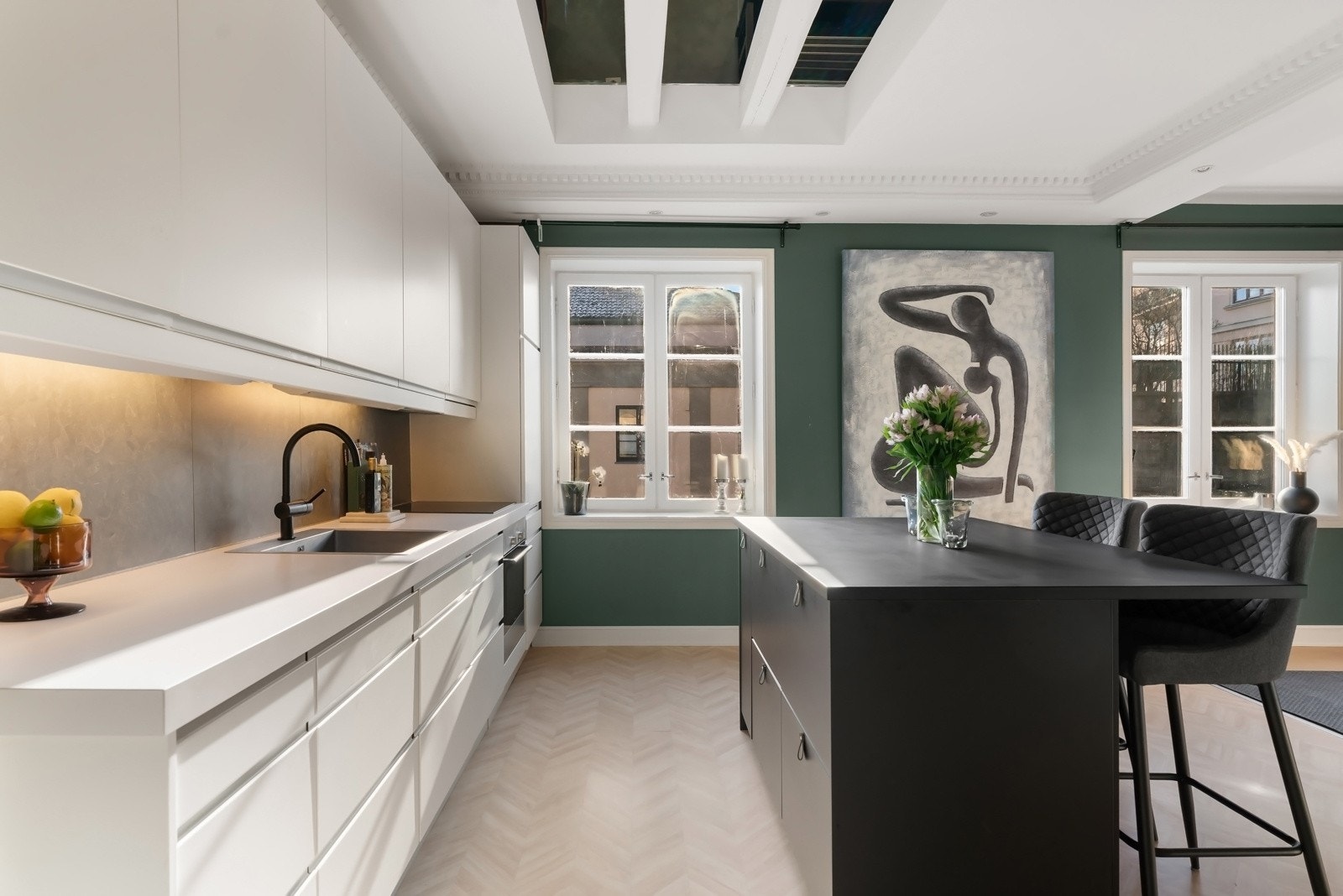 Integrerte hvitevarer, oppvaskmaskin og en enkel kjøkkenvask med vanntilførsel via rør-i-rør Galleribilde