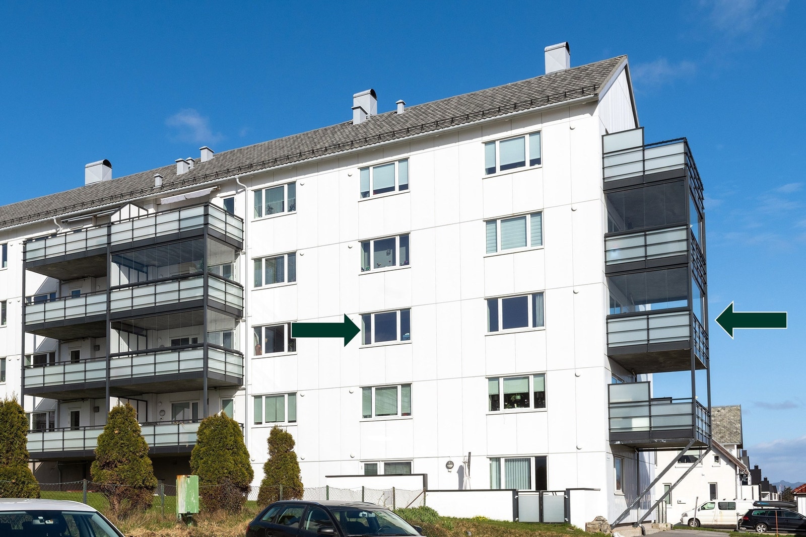 Leiligheten ligger flott til i borettslaget med innglasset balkong direkte mot syd Galleribilde