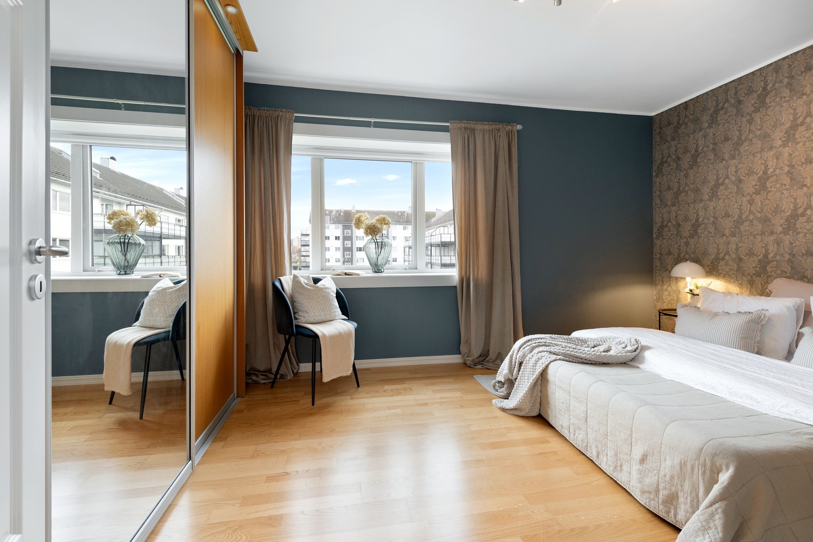 Hovedsoverom med skyvedørsgarderobe - rommet har vestvendt orientering Galleribilde