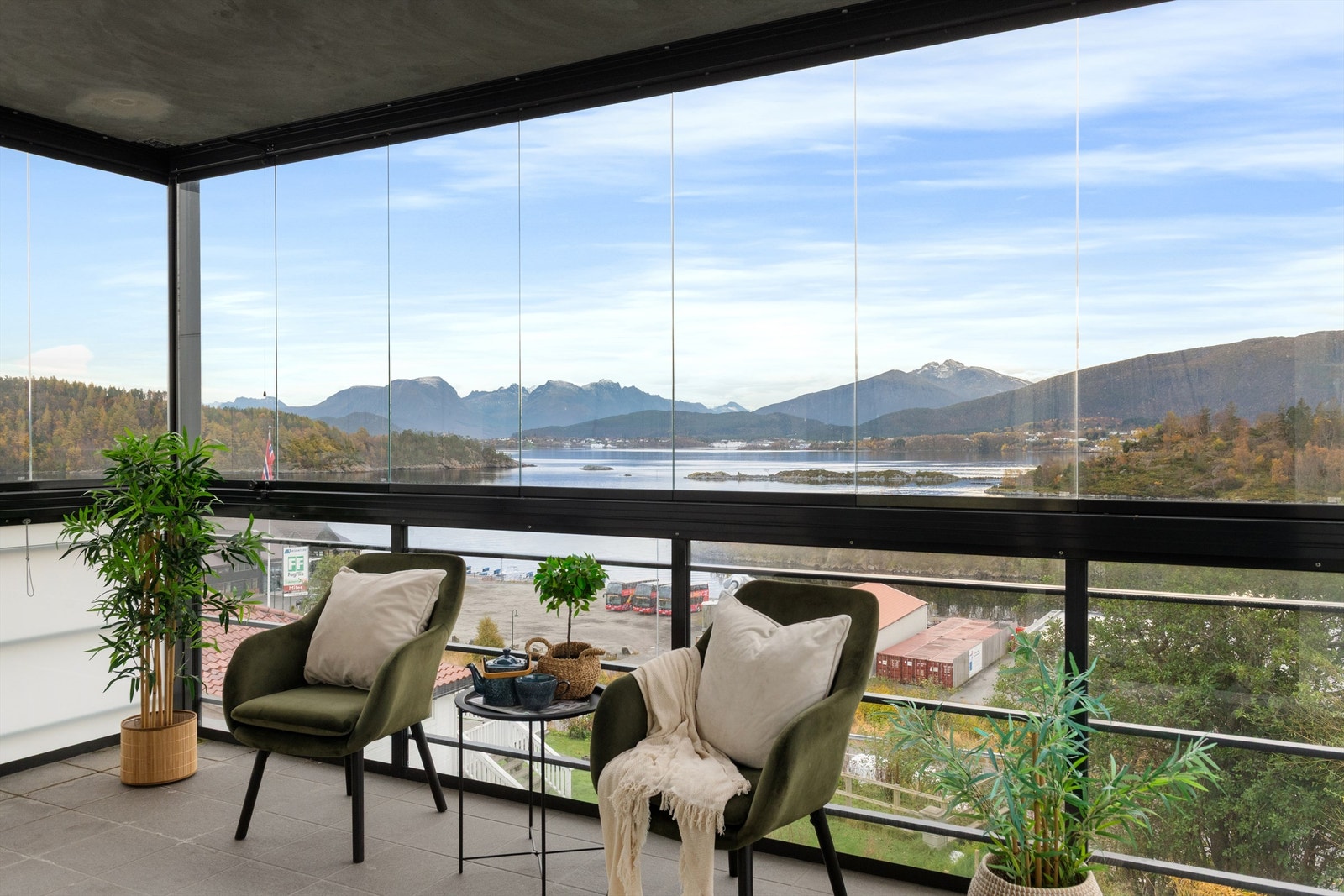 Velkommen til Nørvegata 32C presentert av Daglig leder/Eiendomsmegler Preben Willmann. Leiligheten har en nydelig innglasset balkong mot syd med flott utsikt mot fjord og fjell Galleribilde
