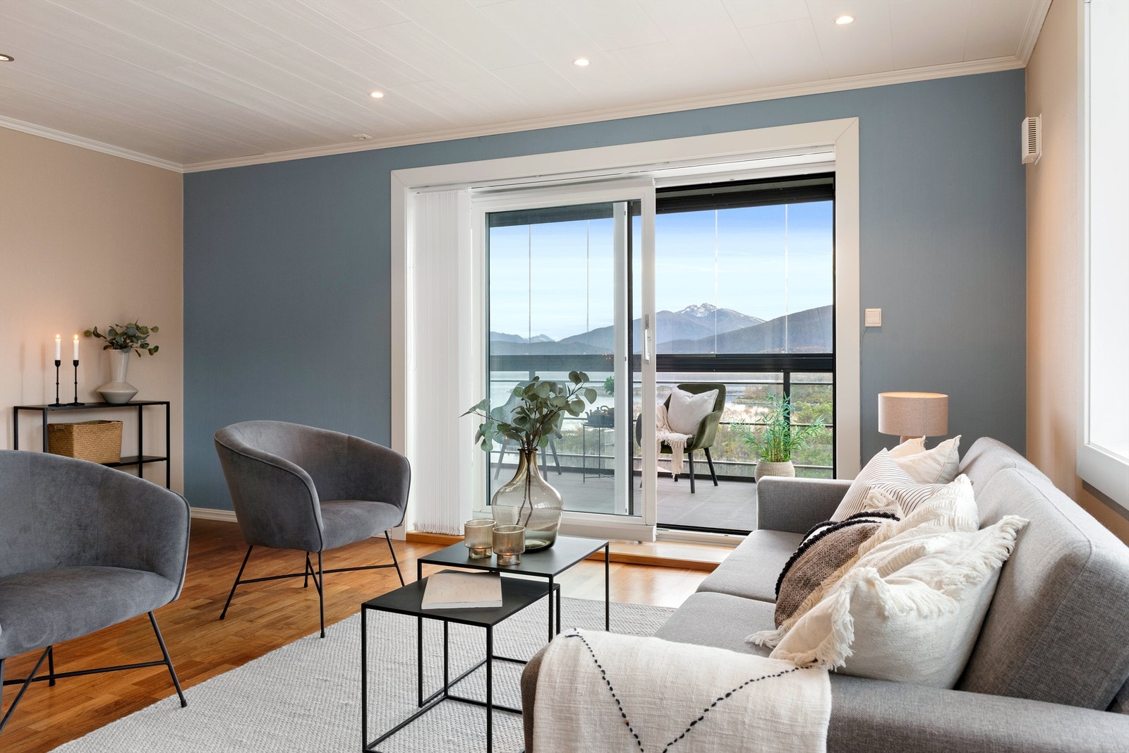 Fra stue er det skyvedør til innglasset balkong med flott utsikt mot fjord og fjell Galleribilde