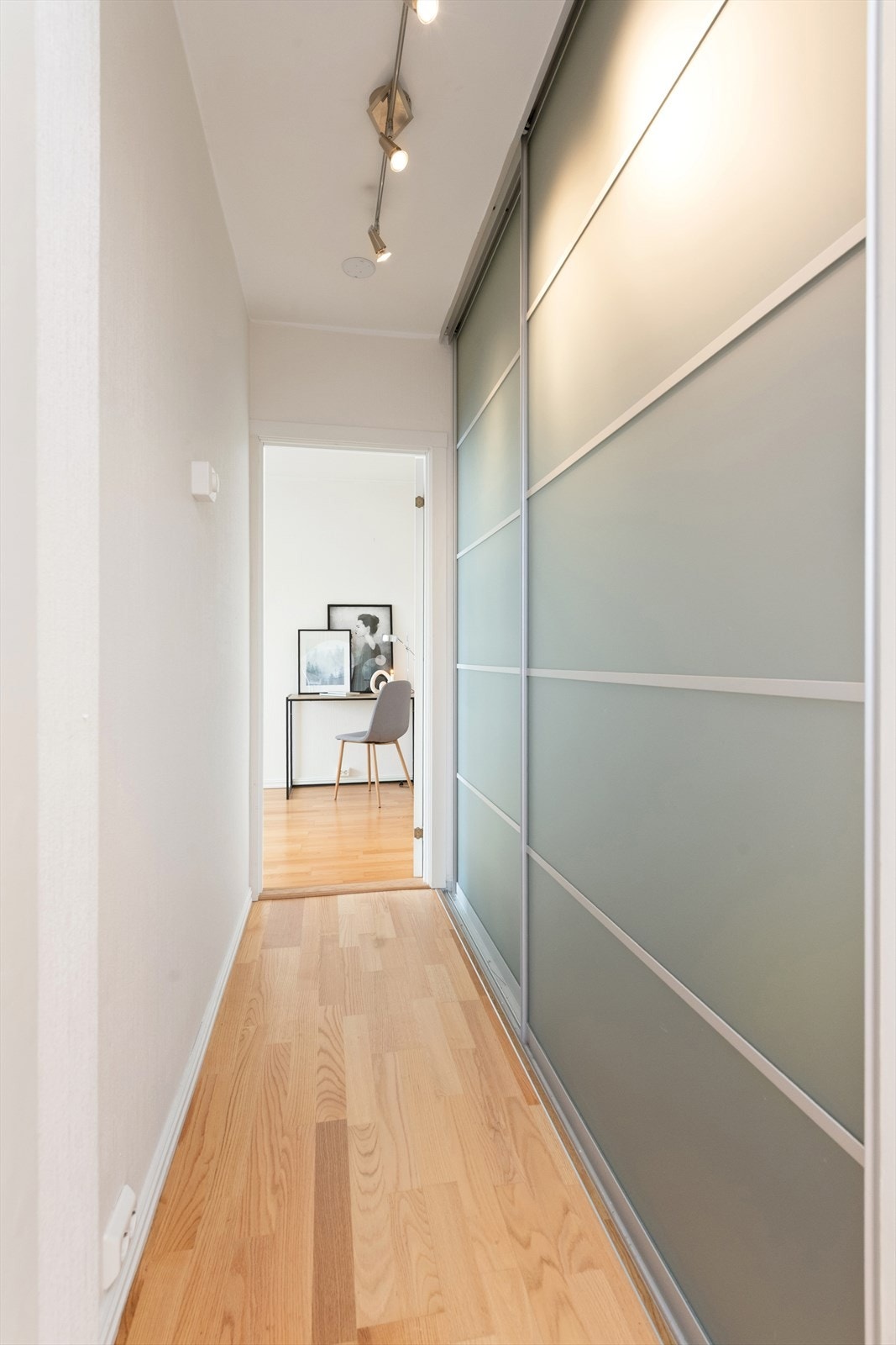 Gang med skyvedørsgarderobe Galleribilde