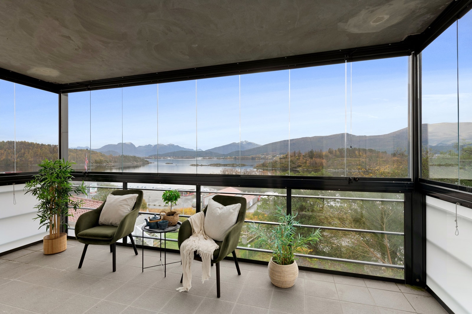 Innglasset balkong mot syd med flott utsikt mot fjord og fjell Galleribilde