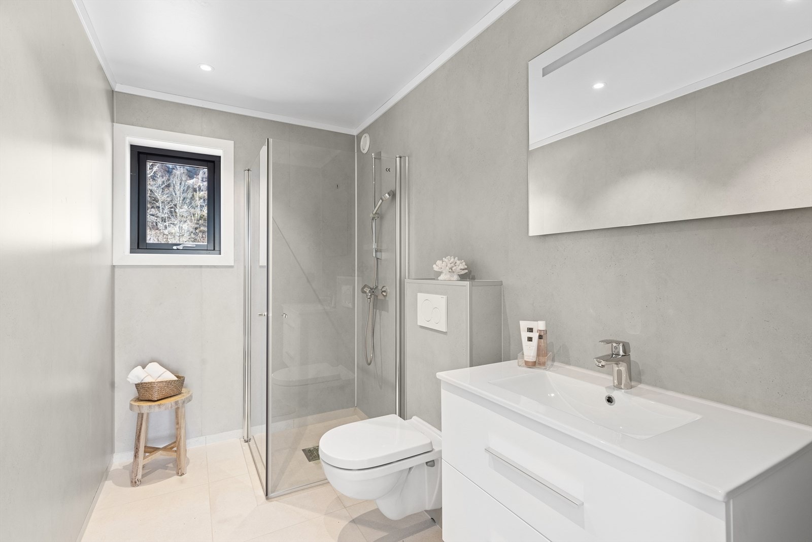 Bad som er godt utstyrt med dusj, servant og klosett Galleribilde