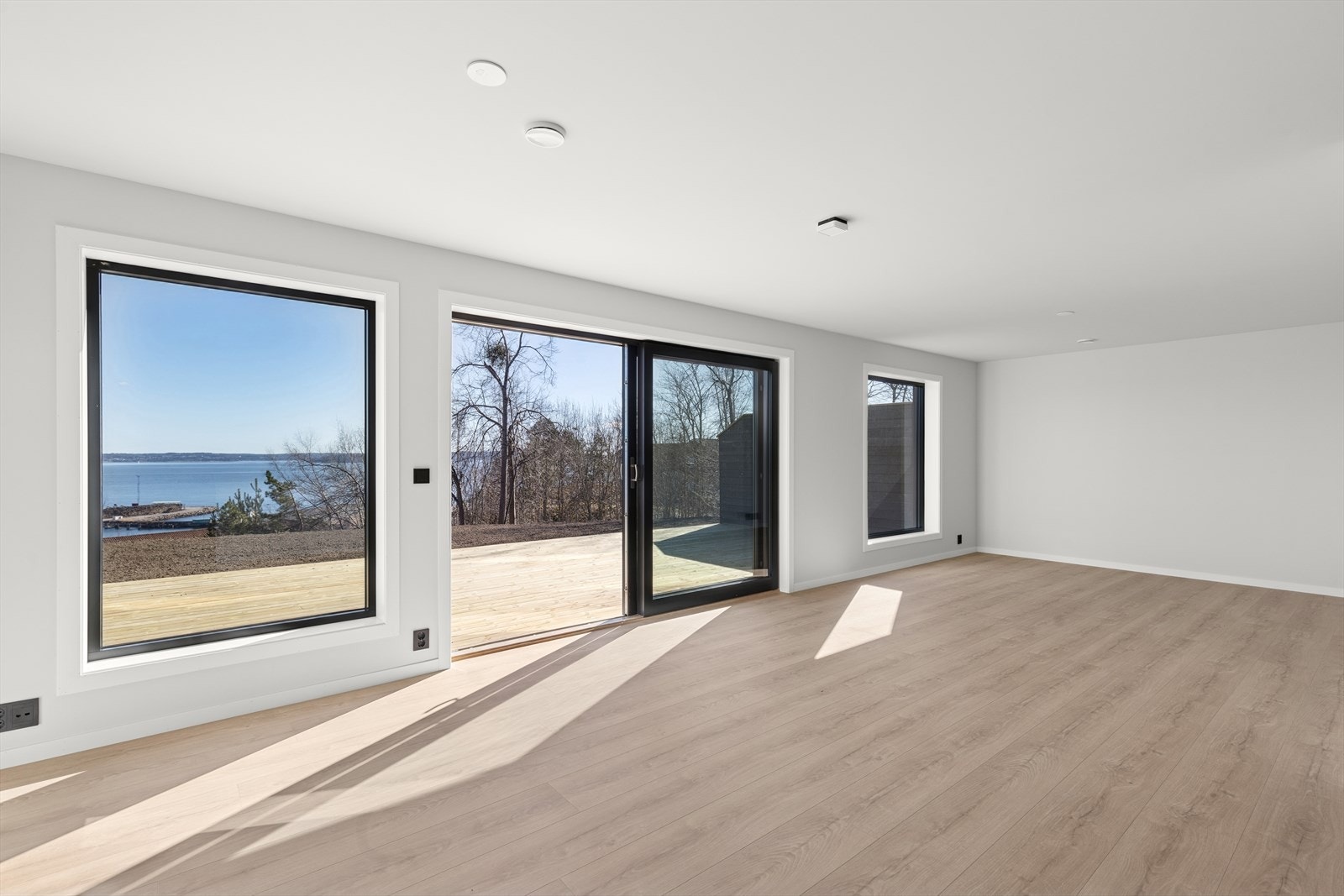 Romslig stue med masse lys og en helt fantastisk utsikt Galleribilde