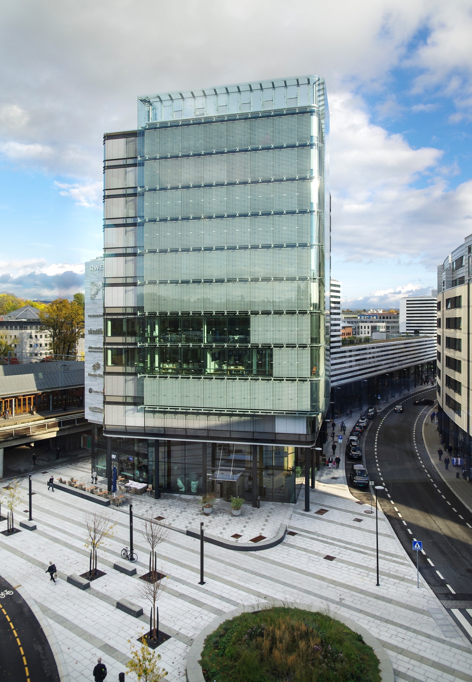 Høyblokk mot togstasjon og torg Galleribilde