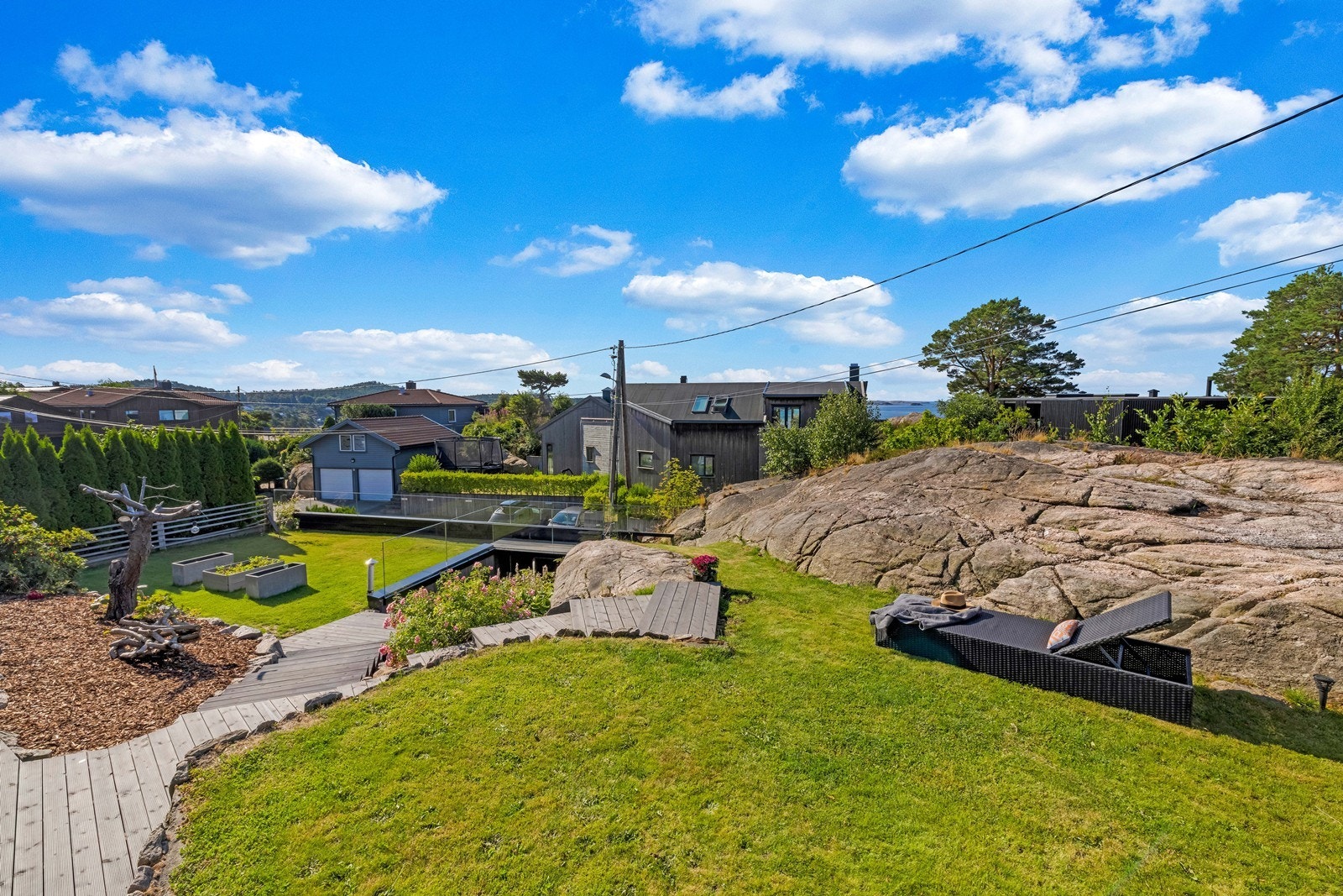 Uteområde med trapp ned til garasjer Galleribilde
