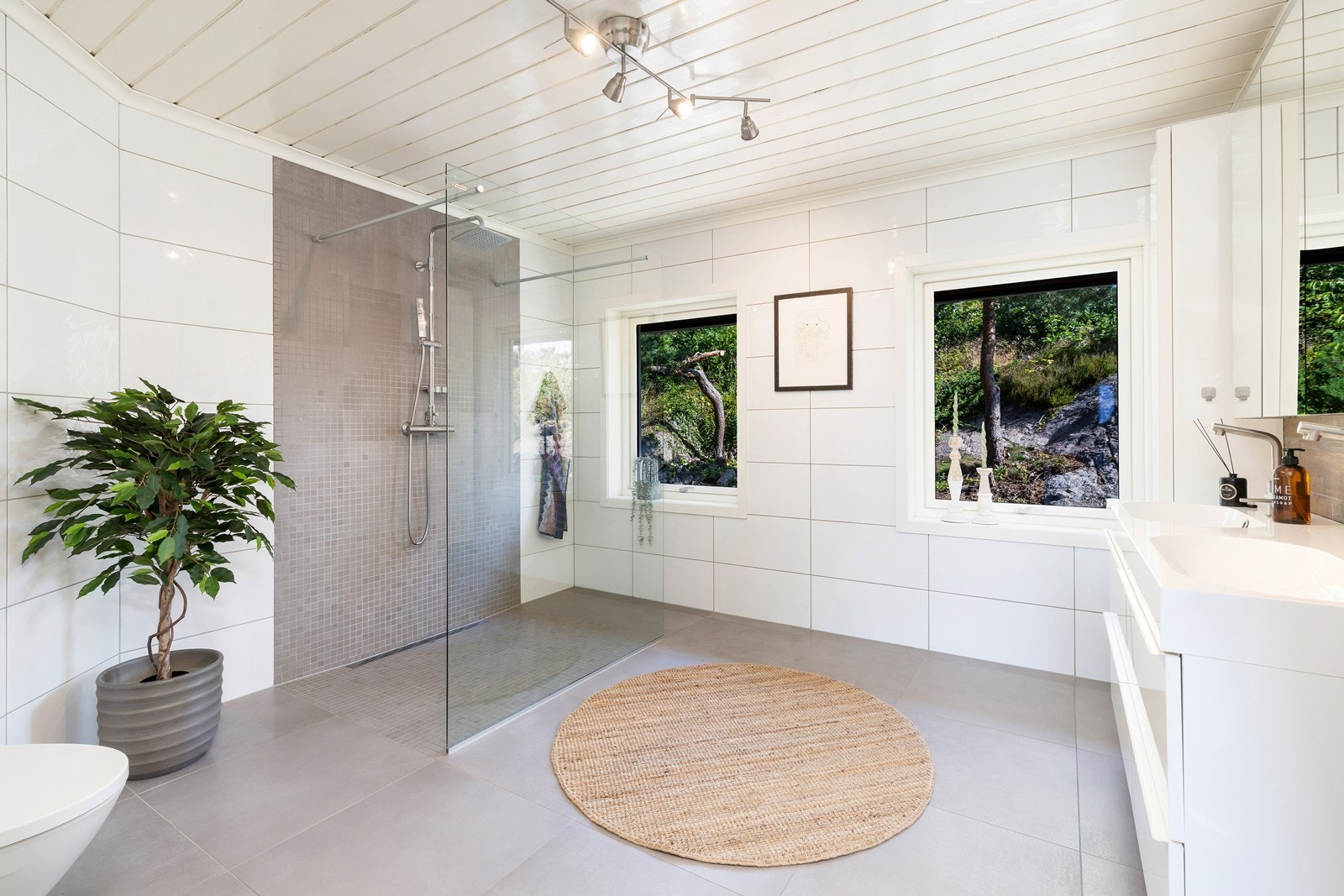 Delikat og innbydende bad med varme i gulv. Wc og stor dusj. Galleribilde