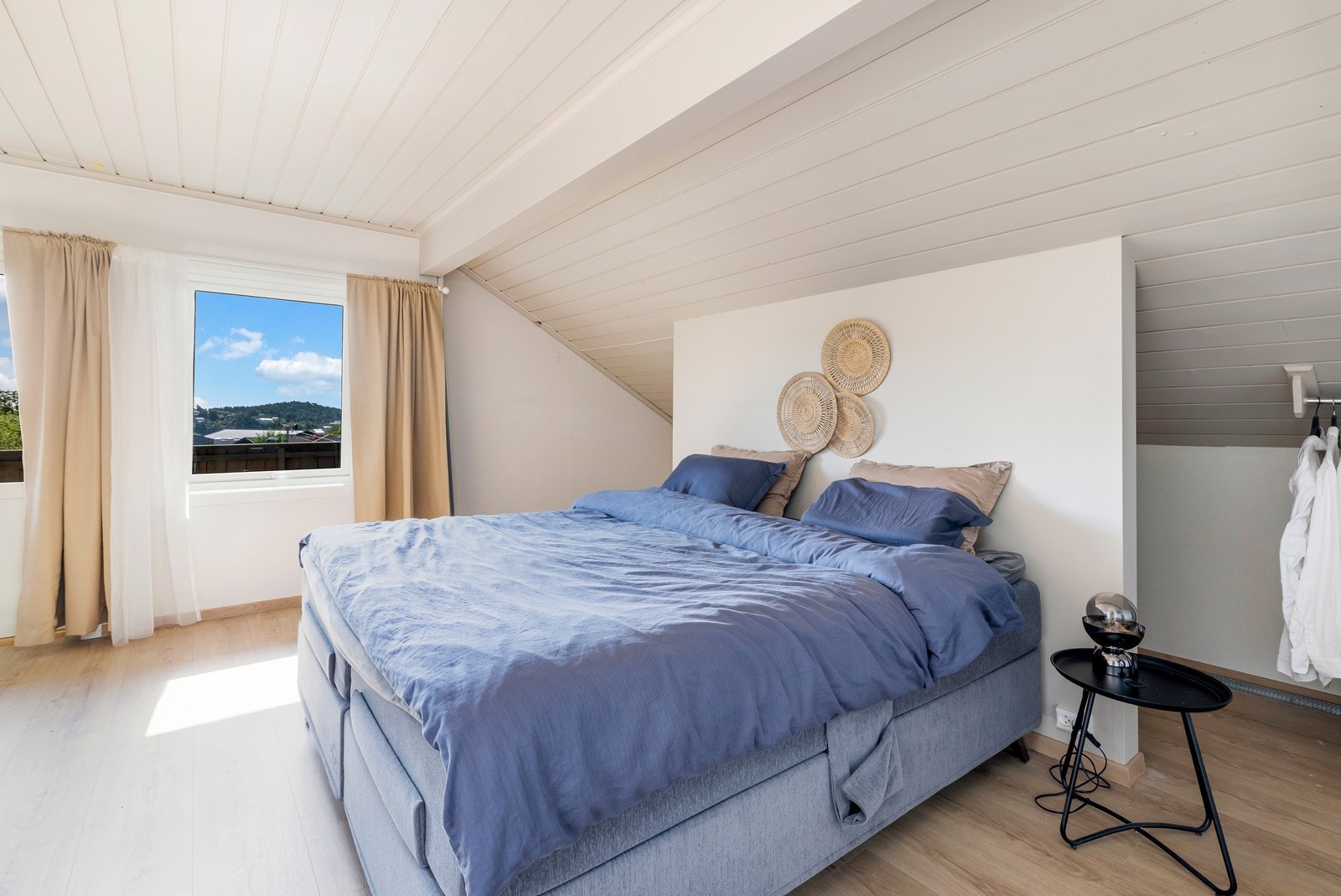 Hovedsoverom med plass til dobbeltseng Galleribilde