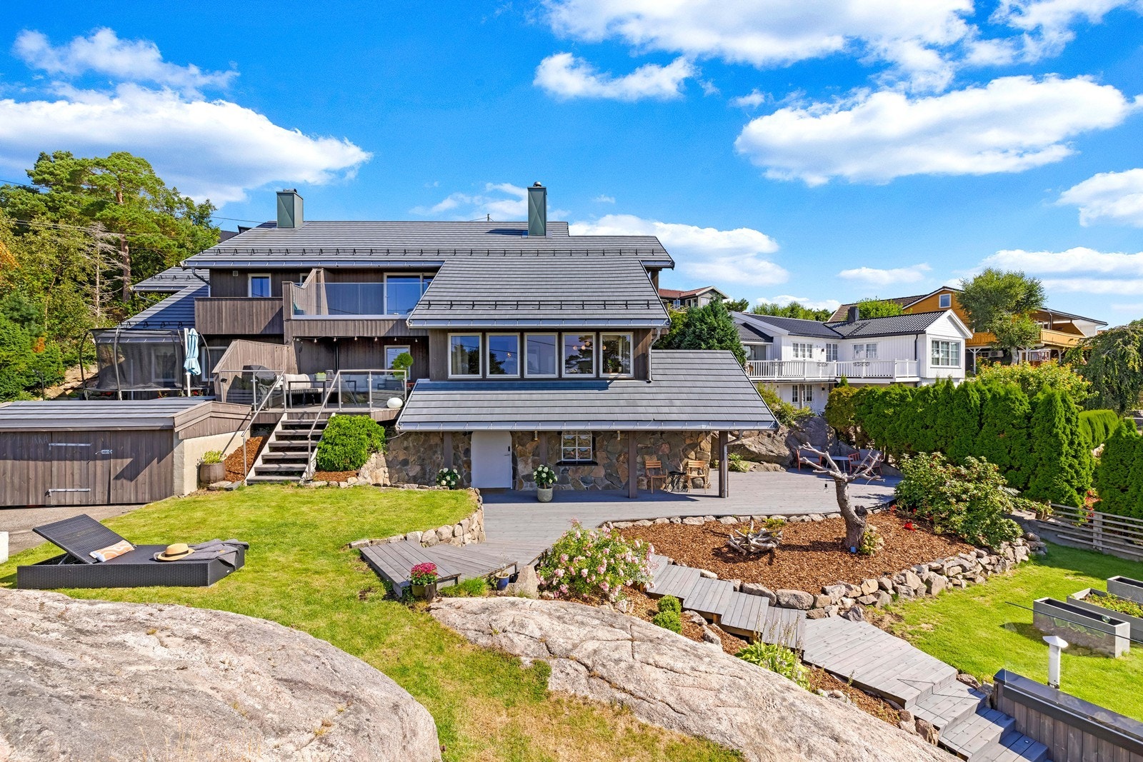 Flott enebolig med pen opparbeidet hage Galleribilde