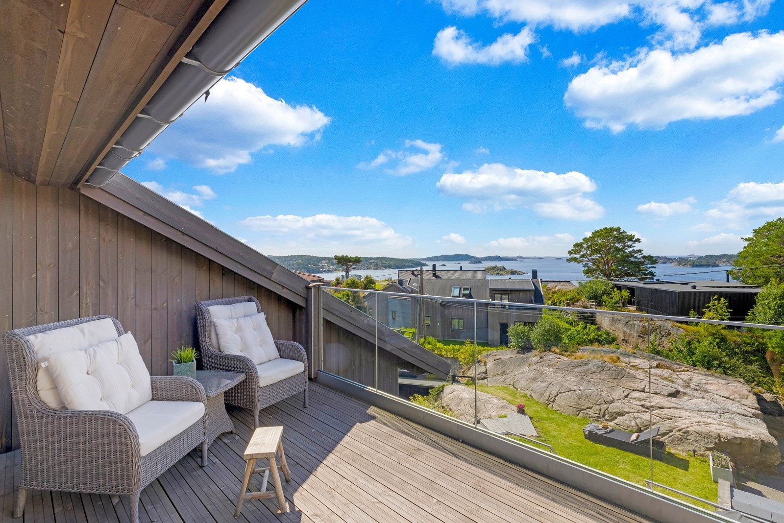 Fra terrasse er det en meget flott sjøutsikt Galleribilde