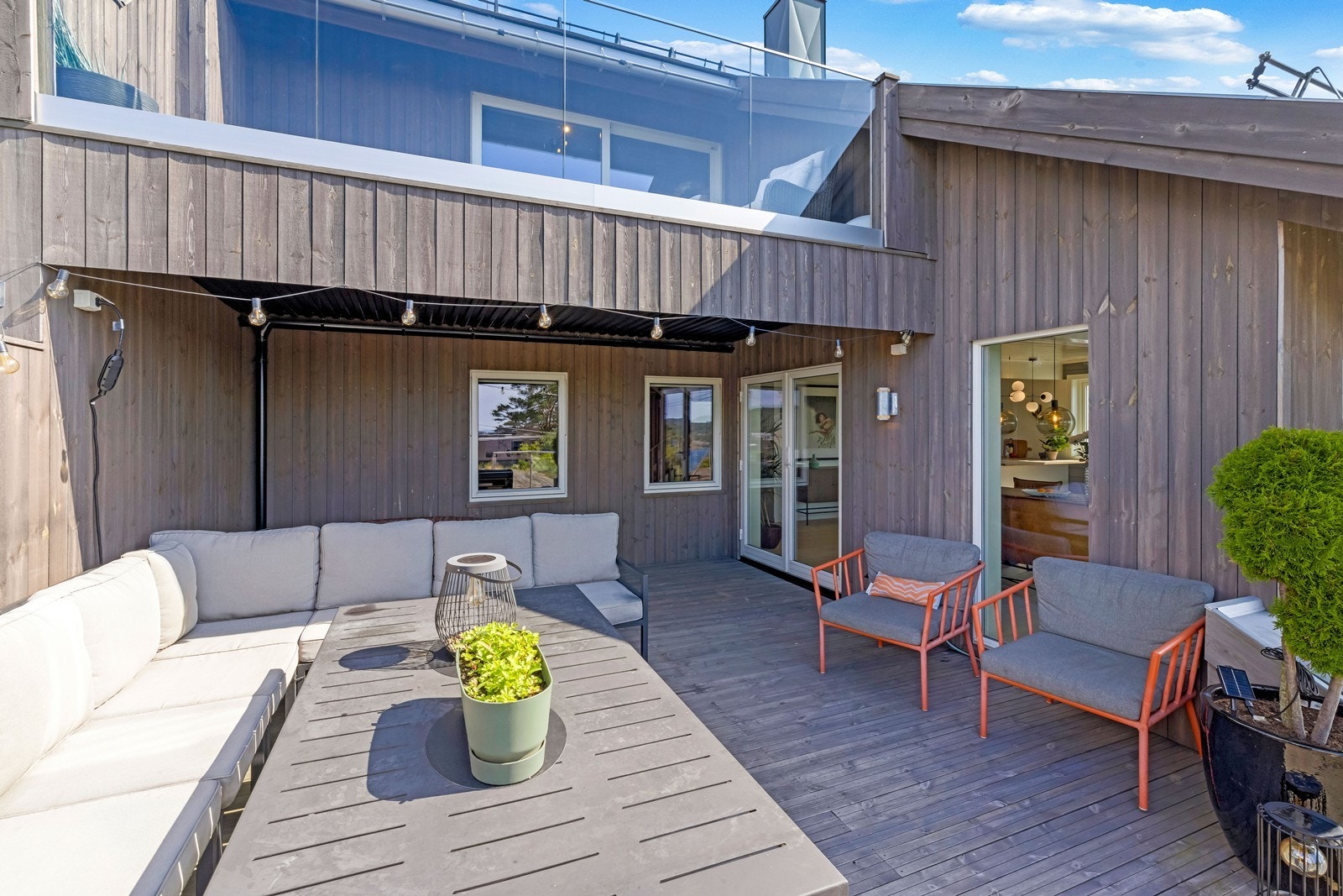 Uteområde med god plass til utemøbler Galleribilde