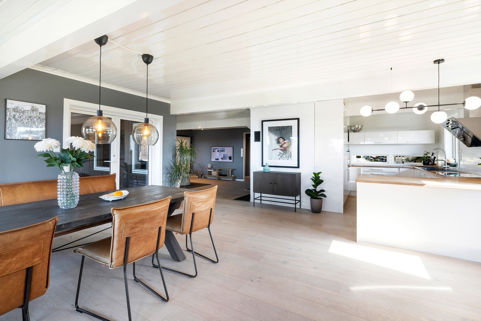 Stue /spisestue sett mot kjøkken Galleribilde