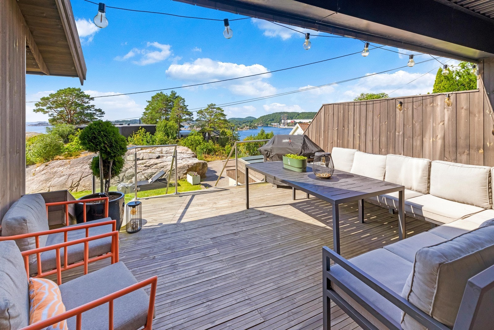 Romslig uteplass med god plass til utemøbler Galleribilde