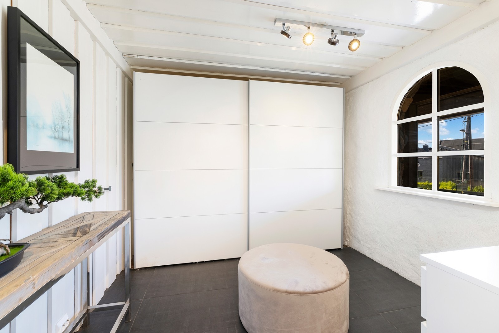 Gode oppbevaringsmuligheter via skyvedørsgarderobe Galleribilde