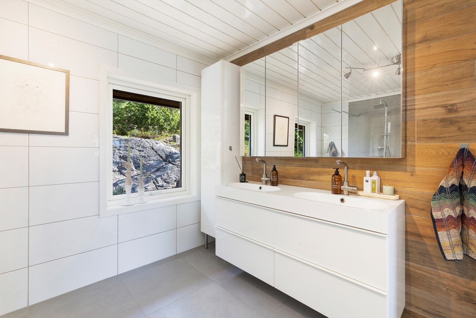 Inneholder dobbeltservant med underskuffer Galleribilde