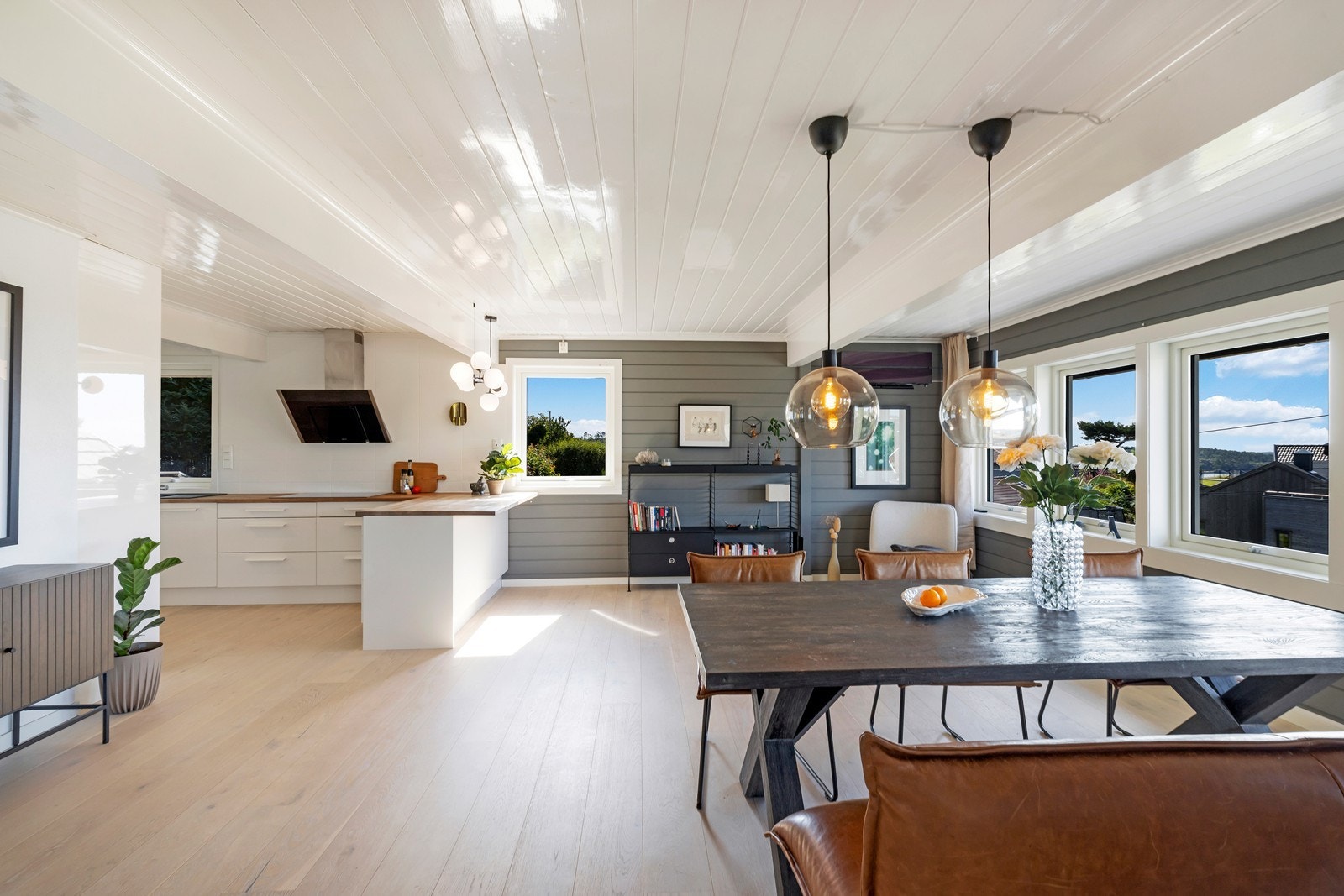 Plass til romslig spisebord mellom stue/kjøkken Galleribilde