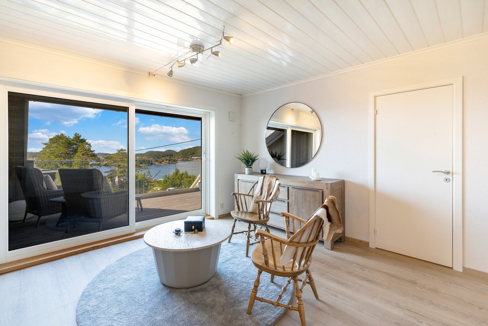 Utgang til solrik terrasse via skyvedør Galleribilde