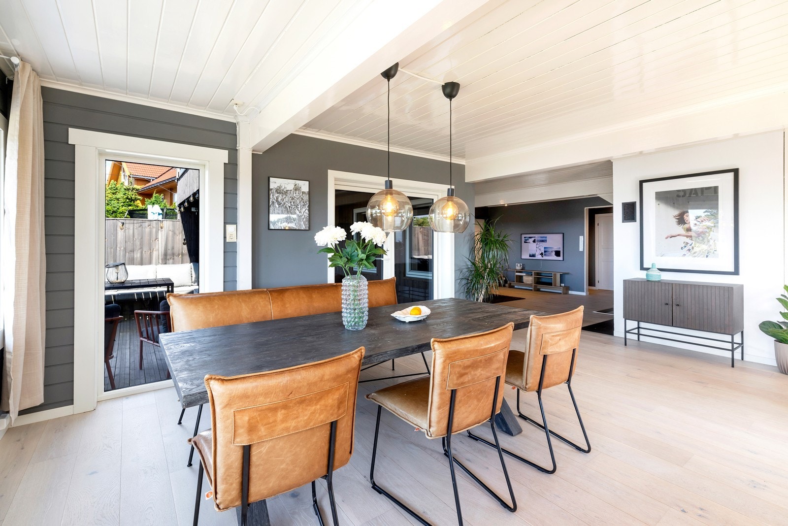 Fra stue er det utgang til en av flere solrike uteplasser Galleribilde