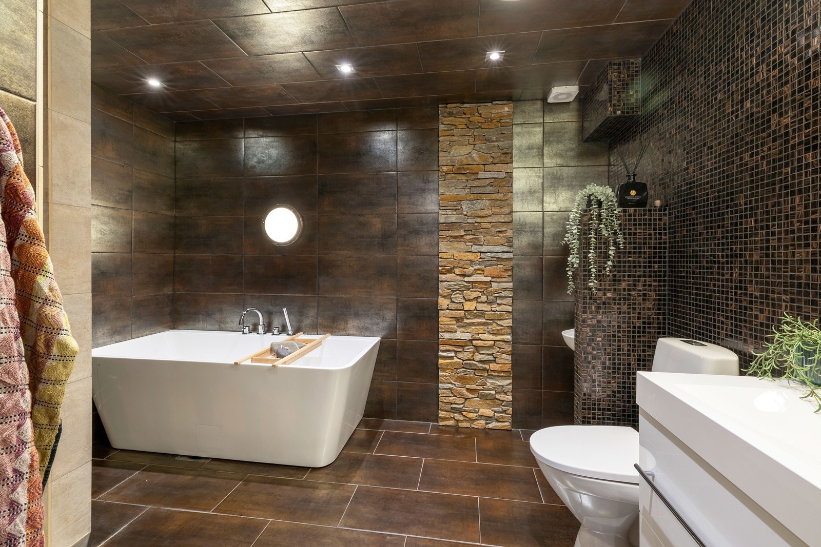 Bad med badekar, dusjhjørne, wc, pissoar og servant Galleribilde