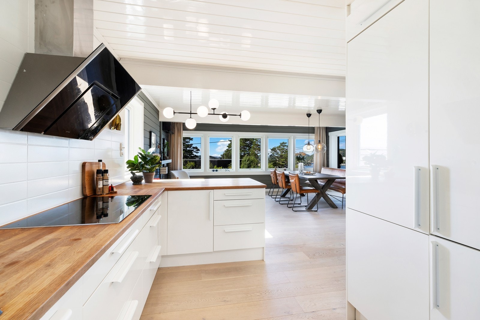 Kjøkken med mye skap- og benkeplass Galleribilde