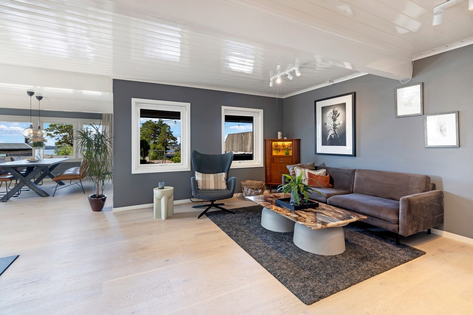 Stue med god plass til sofagruppe Galleribilde