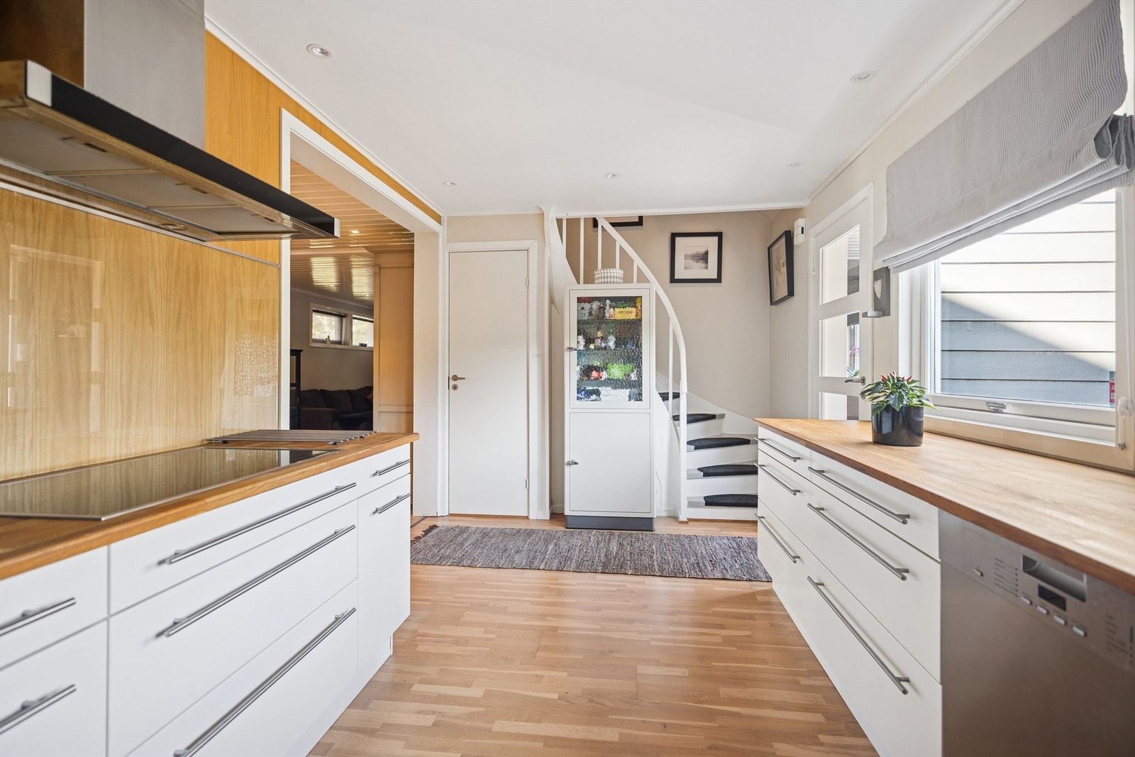 Flere vinduer gir godt med naturlig lys. Galleribilde