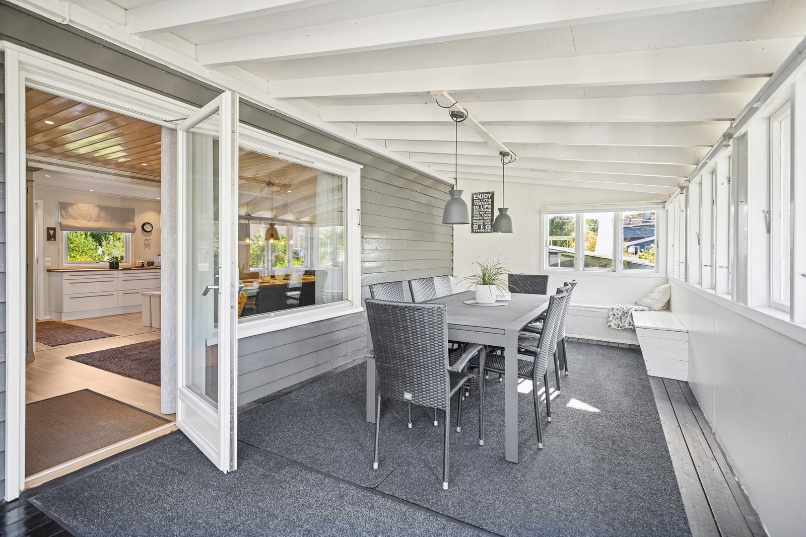 Utgang fra stuen til terrassen. Her kan man sitte lunt og tørt selv på dager med rufsevær. Galleribilde