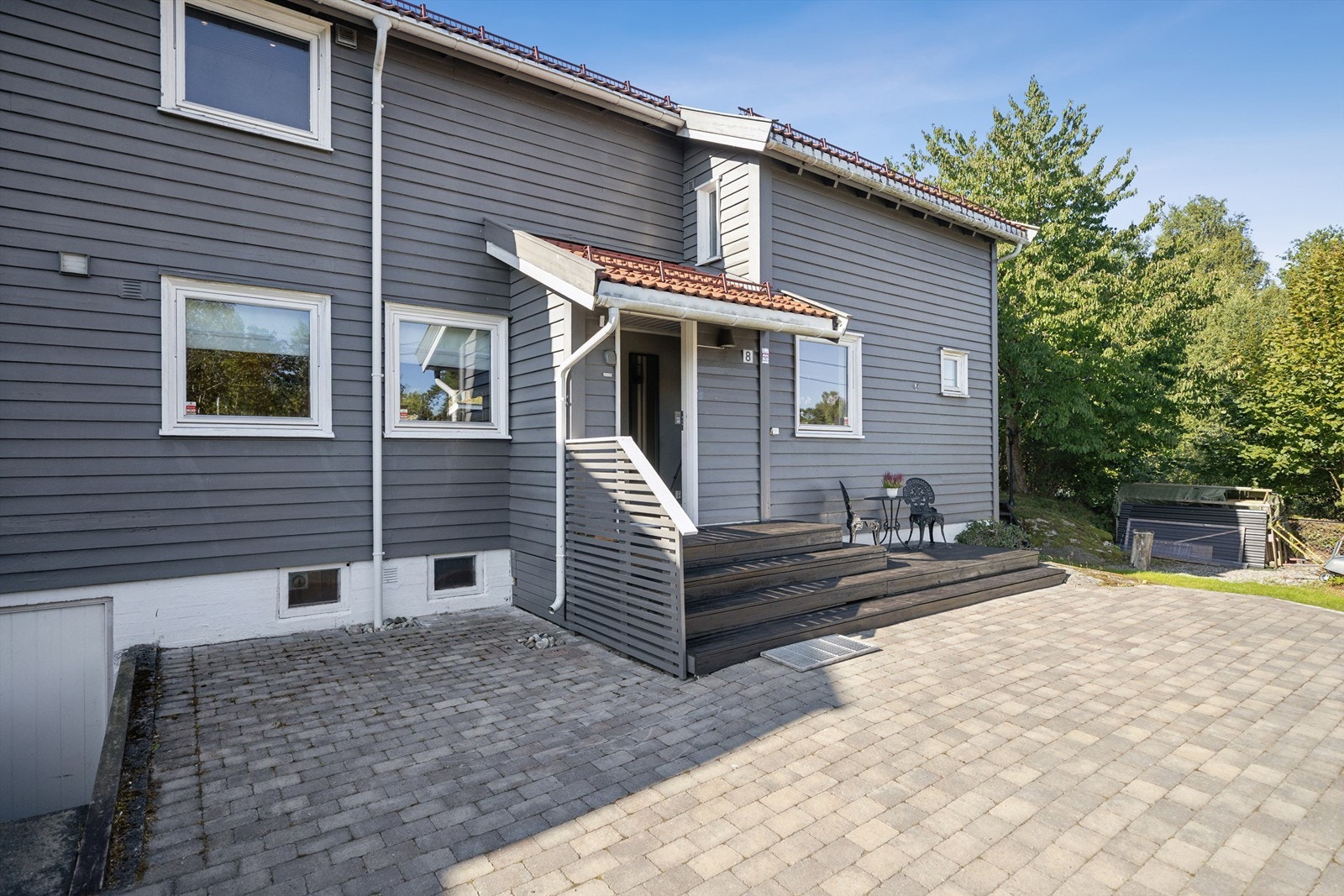 Flott, steinbelagt adkomstparti Galleribilde