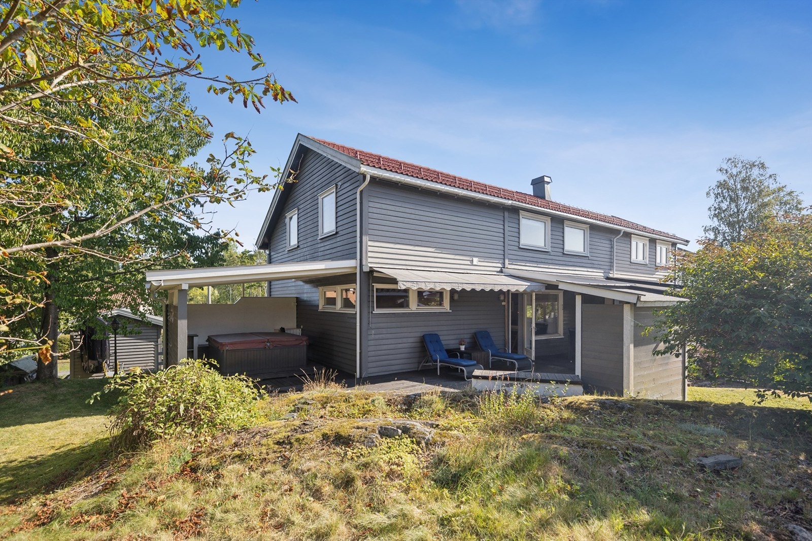 Deilig usjenert hage med god boltreplass for store og små. Galleribilde