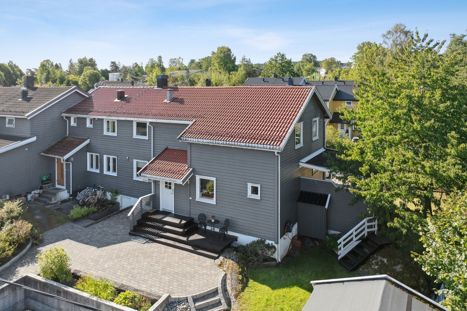 Pen steinlagt framside med liten terrasseplatting. Her kan morgenkaffen nytes. Galleribilde