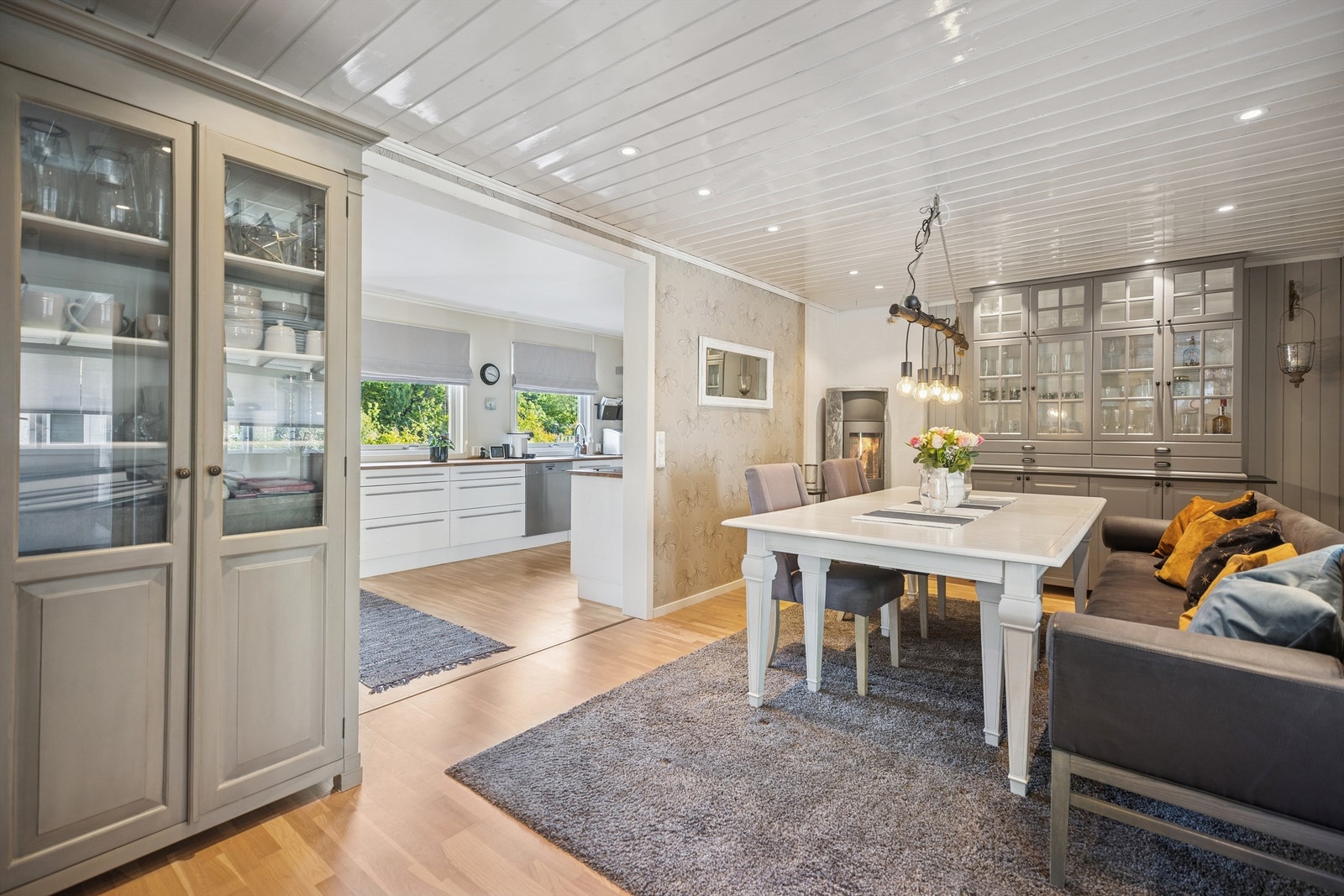 Stuen er av god størrelse med god plass til sofagruppe og spisemøblement i tilknytning til kjøkkenet. Galleribilde