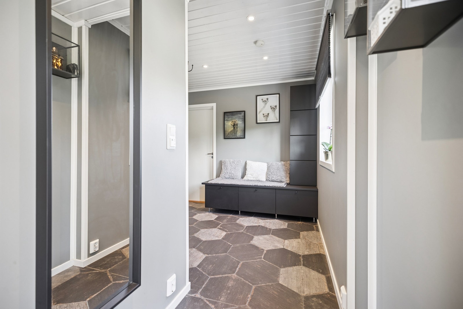 Romslig gang med god plass for oppbevaring av yttertøy og sko. Galleribilde