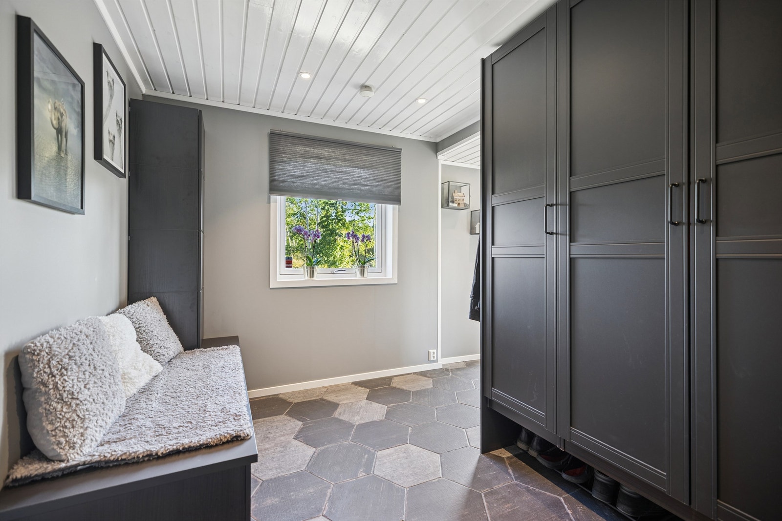 Innbydende entré som gir et godt førsteinntrykk av boligen. Galleribilde