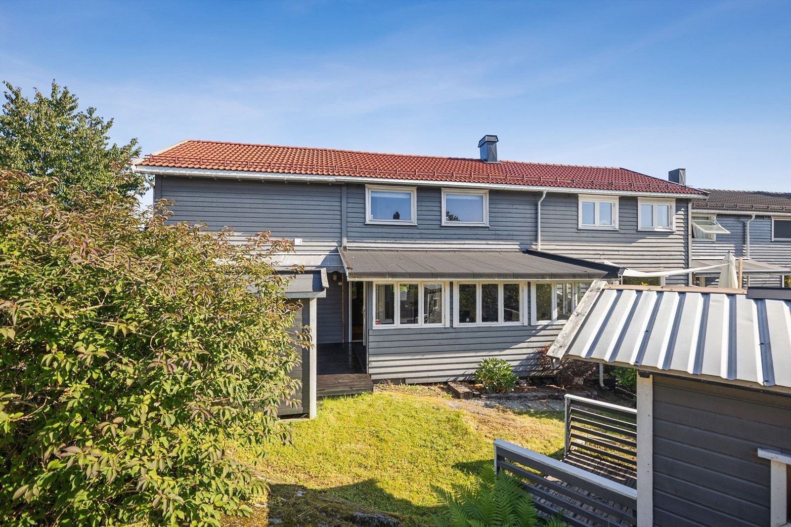 Hagen er opparbeidet med plen, busker, trær og diverse beplantninger. En hyggelig lekestue gleder de minste. Galleribilde