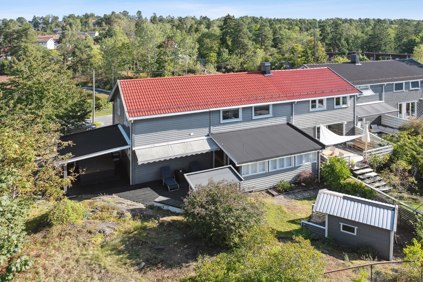 Deilig usjenert hage på enden av rekken. Galleribilde