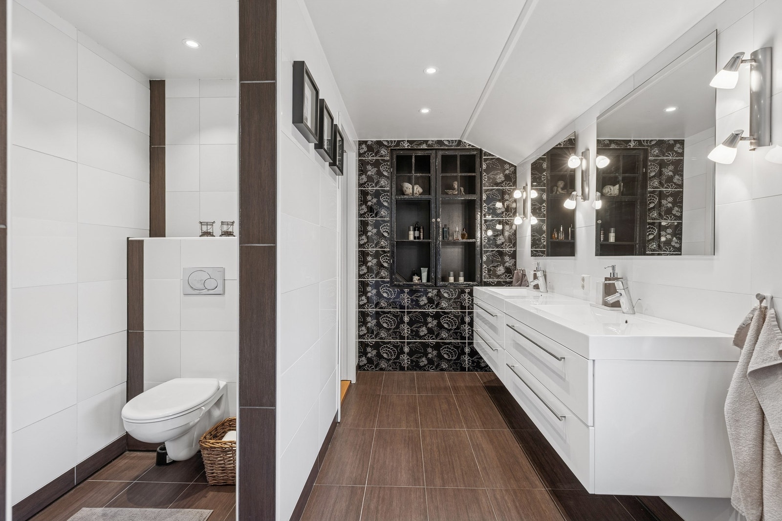 Lekkert bad med dobbel servant , vegghengt toalett i egen nisje og stor dusj med glassdører. Galleribilde