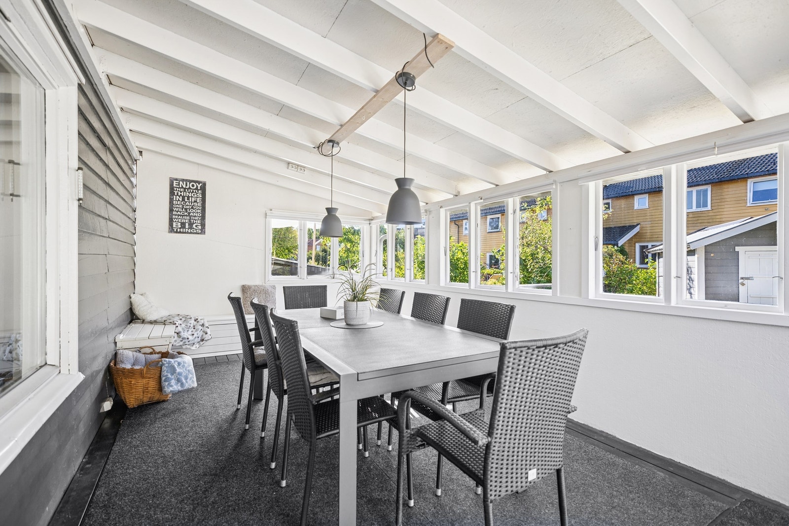 Det er god plass til å kunne møblere med sittegruppe eller et stort spisebord. Galleribilde