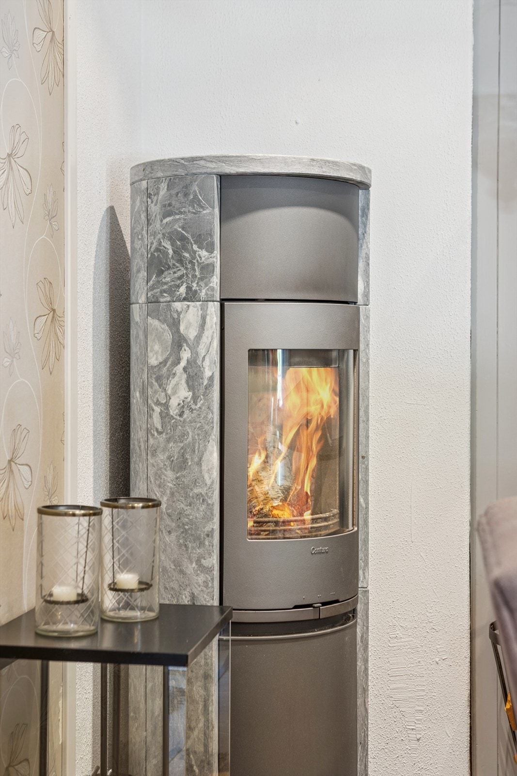 For ekstra hygge og varme på kalde kvelder kan det fyres opp i den moderne klebersteinsovnen. Galleribilde