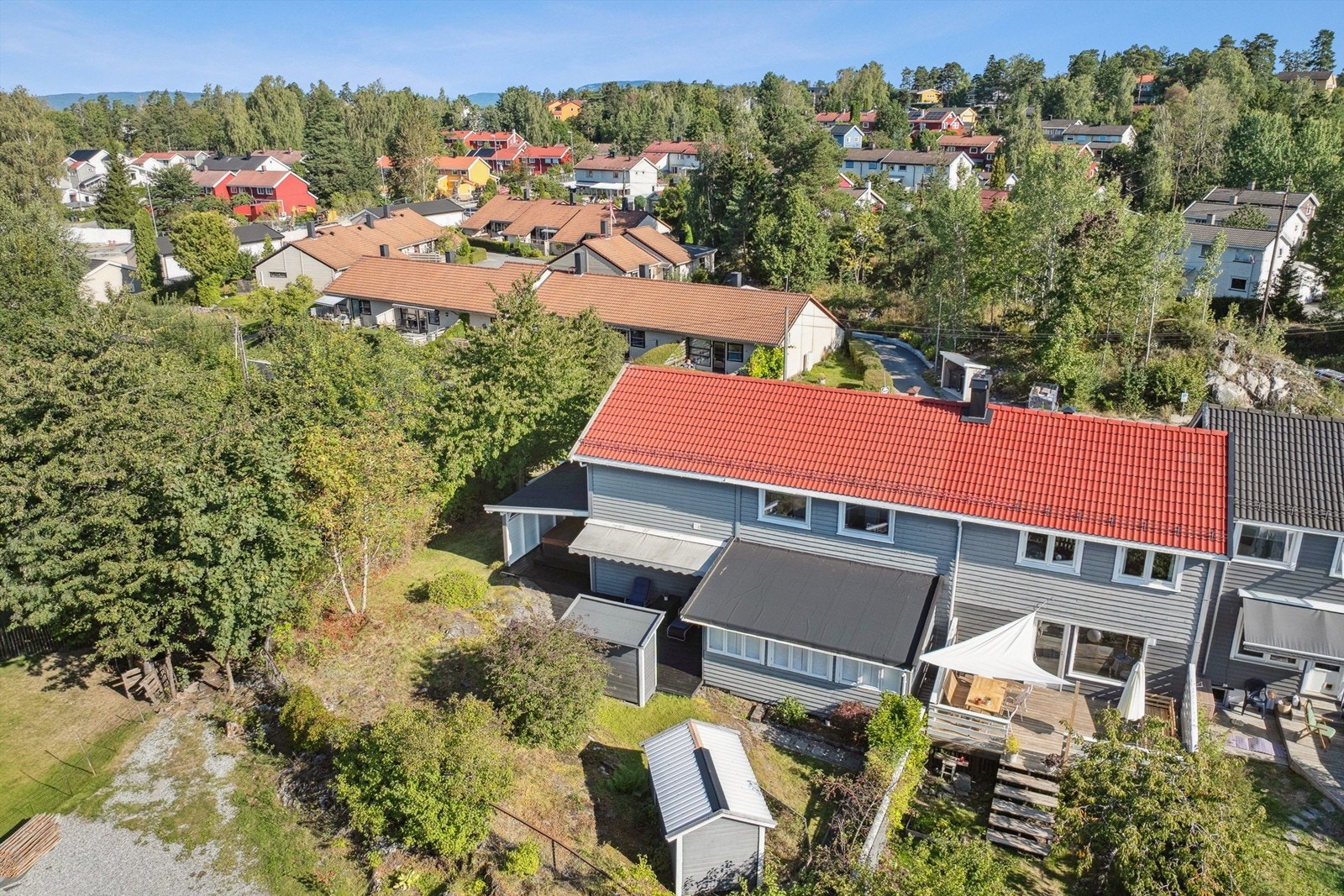 Deilig usjenert hage på enden av rekken. Galleribilde