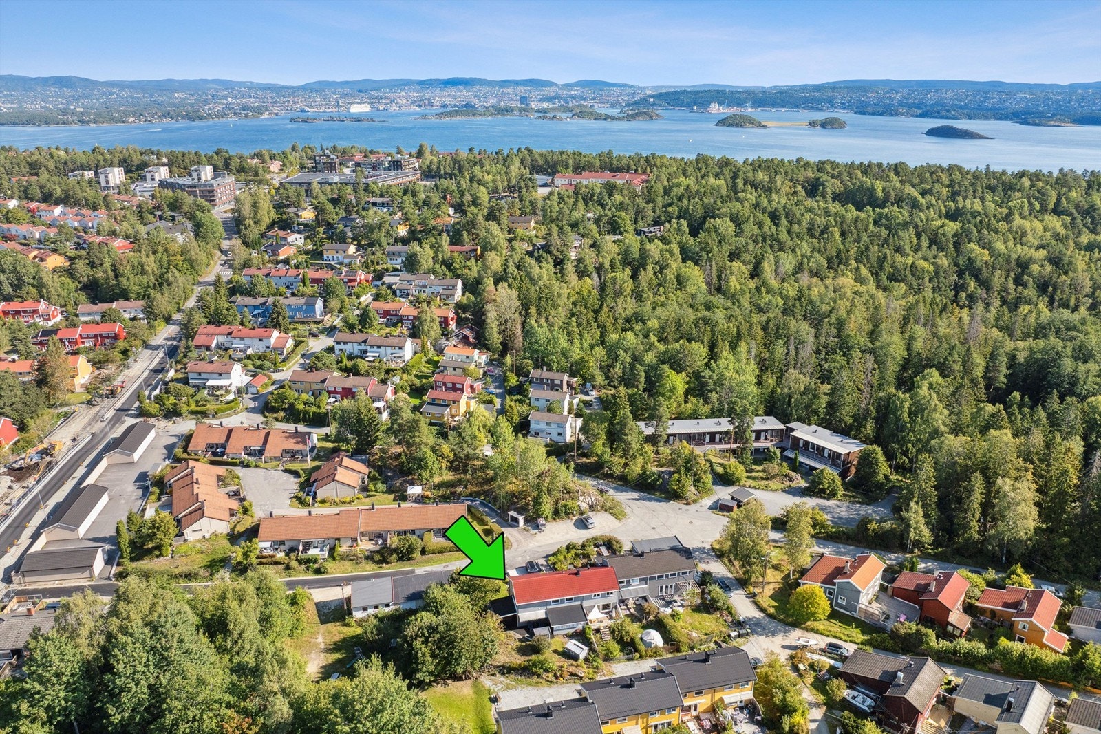 Meget sentral beliggenhet med gangavstand til Tangen senter, barne- og ungdomsskole, bademuligheter og flott turterreng i skog og mark. Galleribilde