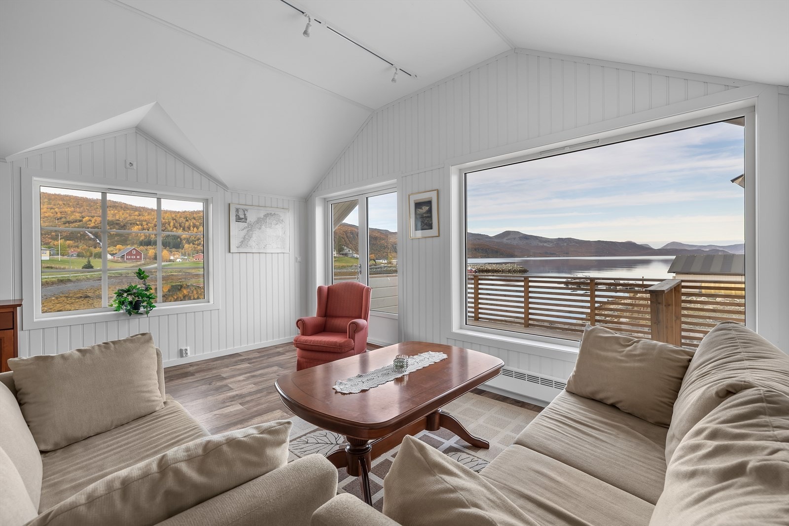 Svært innbydende stue, med god takhøyde og store vindusflater med magisk utsikt og rikelig naturlig lysinnslipp. Galleribilde