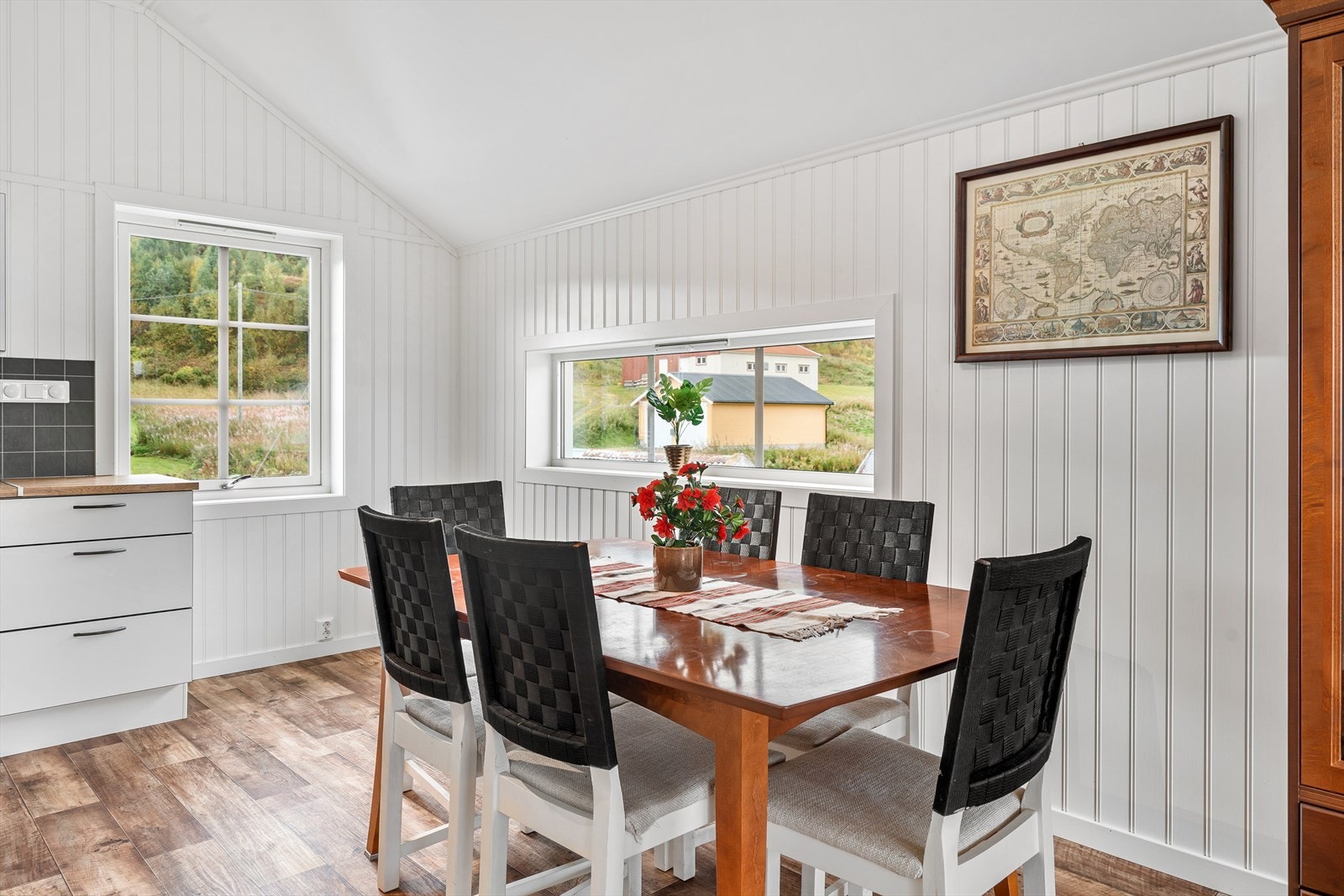 Spiseplassen faller naturlig inn mellom kjøkken og stue. Galleribilde