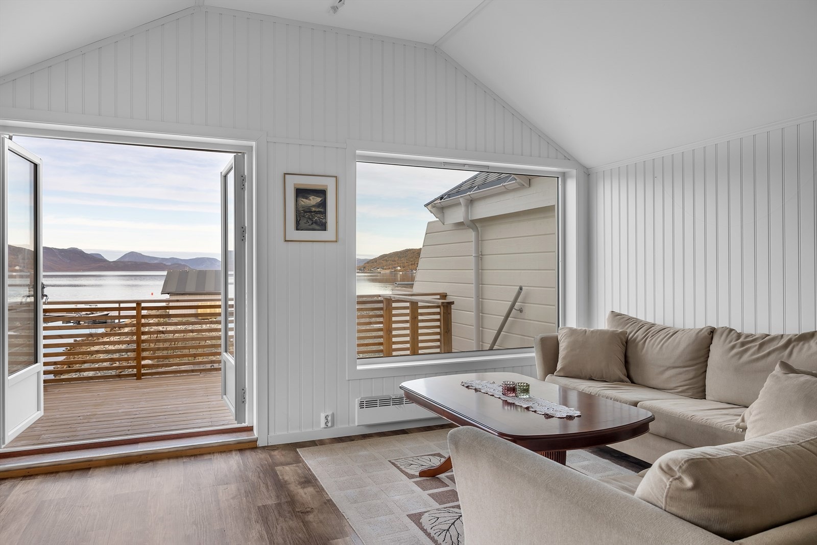 Utgang fra stue til romslig og solrik balkong vendt mot sjøen. Galleribilde