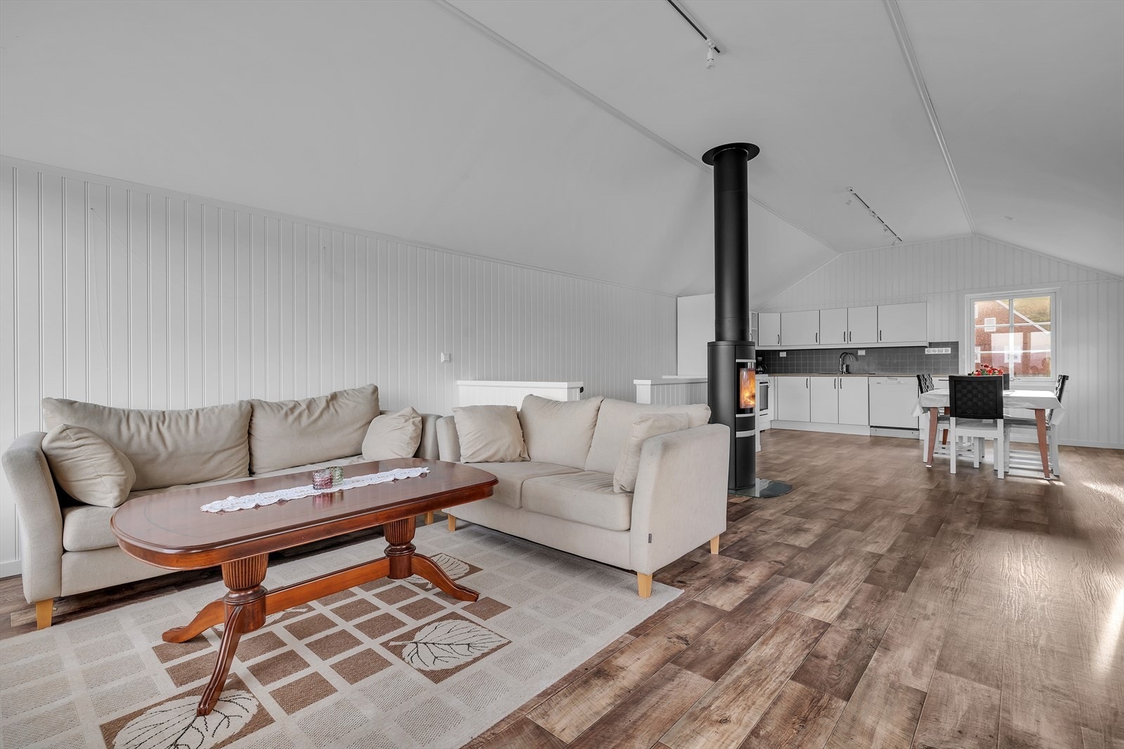 Her har du kun stue og kjøkken på første plan, i en luftig og åpen løsning. Galleribilde