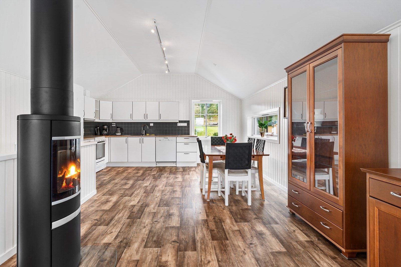 Vedfyring, perfekt for kalde vinterdager. Galleribilde