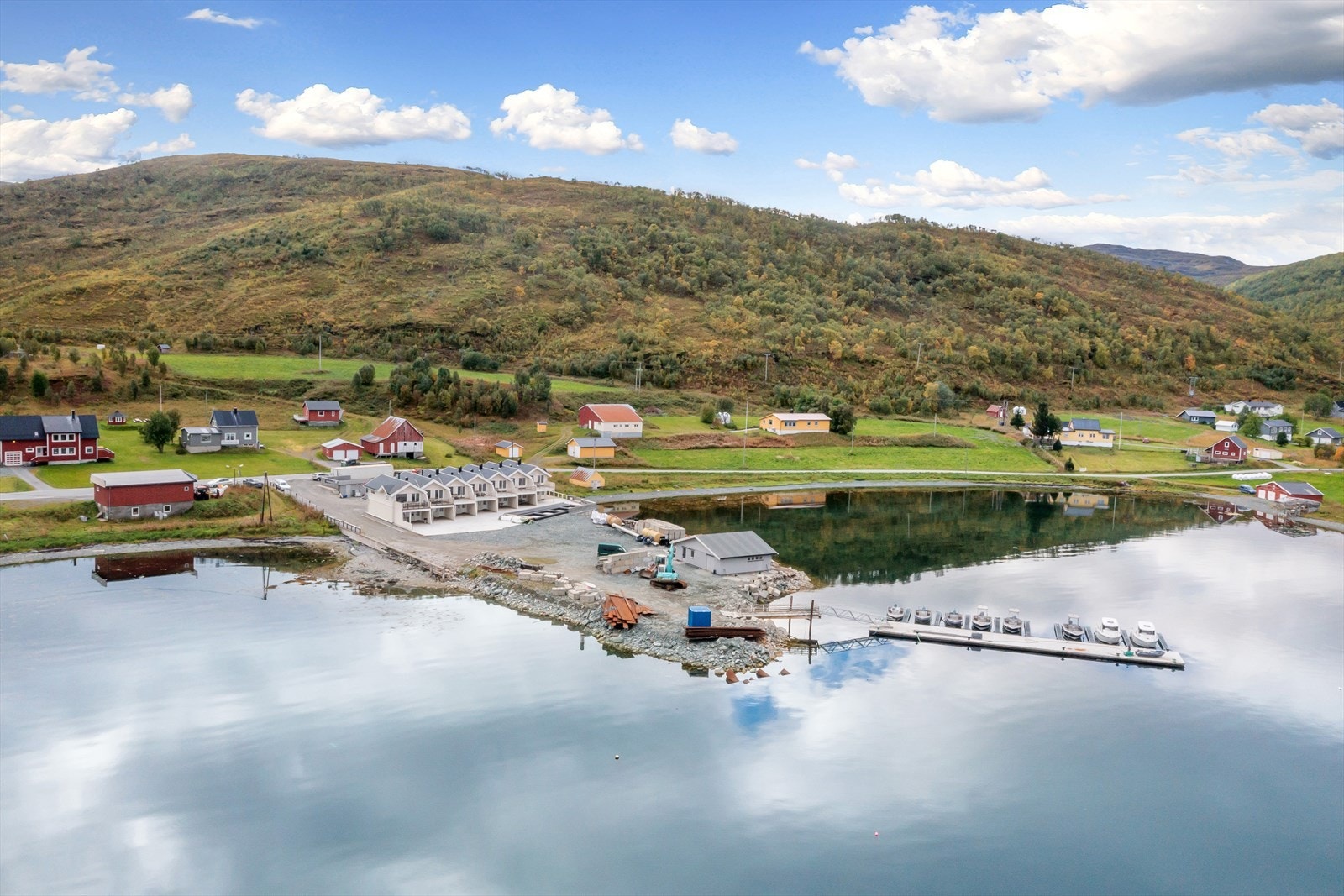 Småbåtkai et steinkast unna - perfekt for den sjøglade! Galleribilde