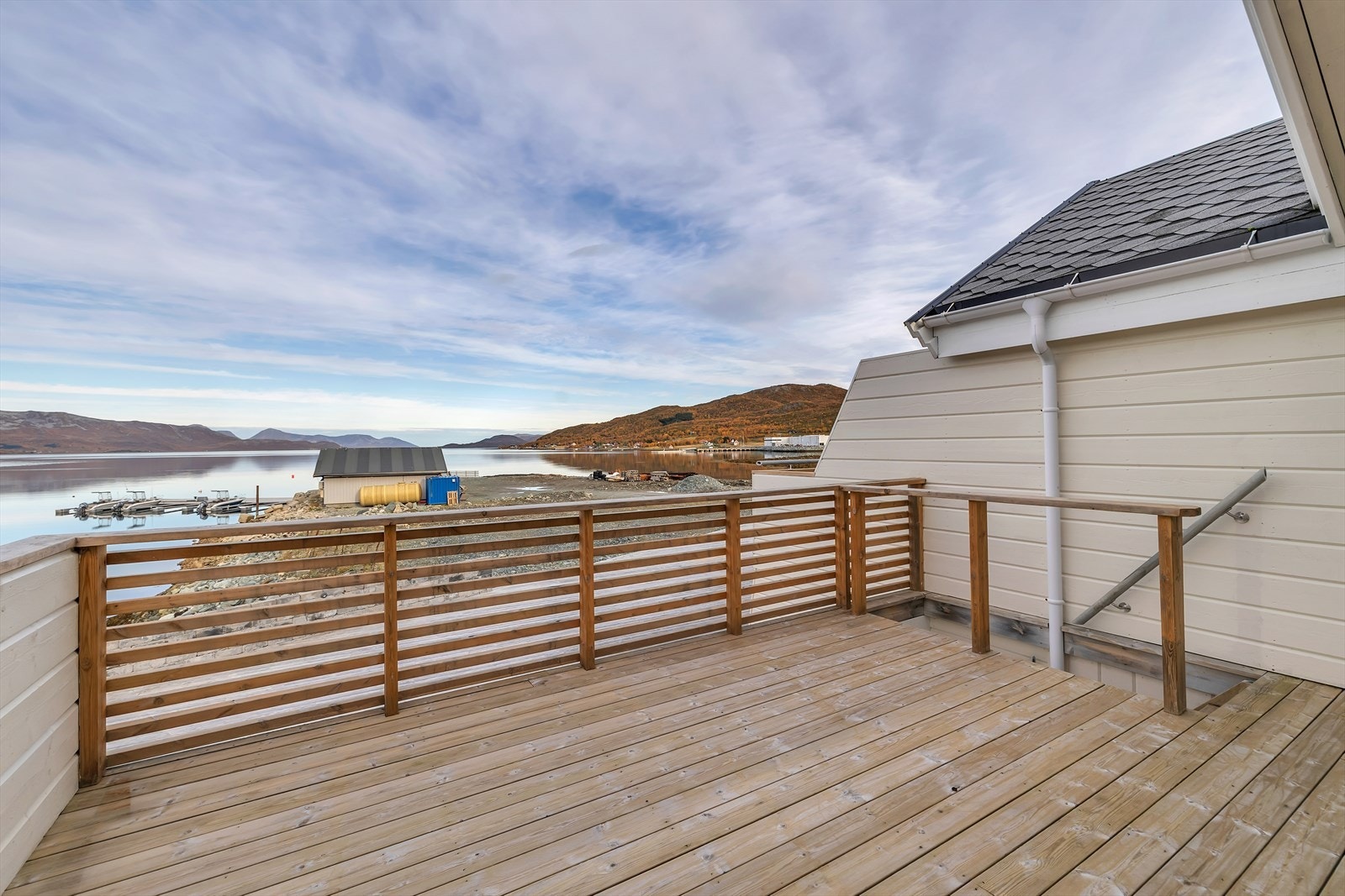 Her har du god plass til ønsket utemøblement, og trapp ned til terrassen på bakkeplan. Galleribilde